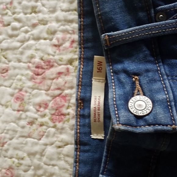 Levi Jean Shorts - Picture 2 of 6